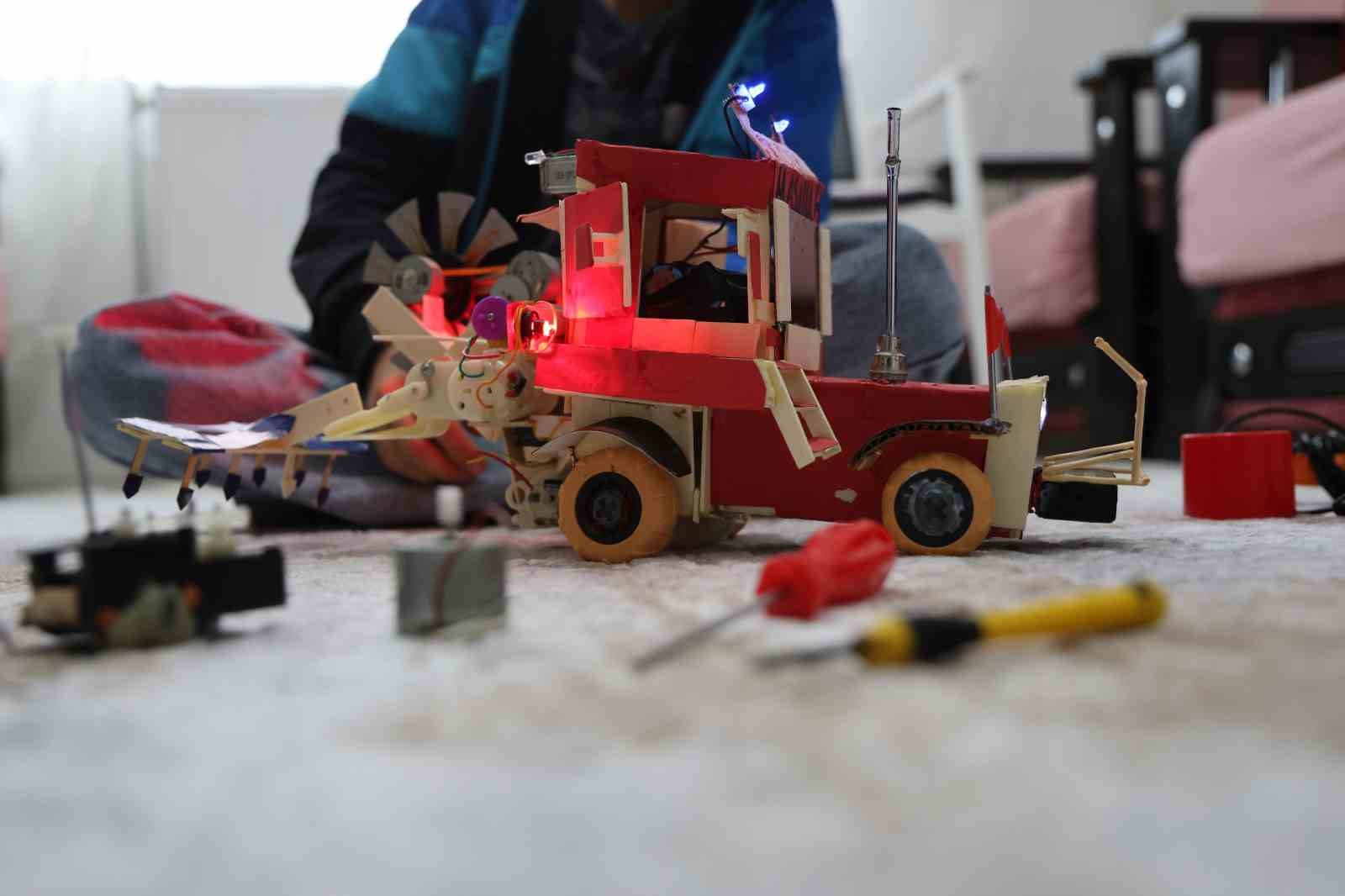 Atık malzemeler ve harçlığıyla traktör maketi üreten Selçuk, Selçuk Bayraktar’ı örnek alıyor
