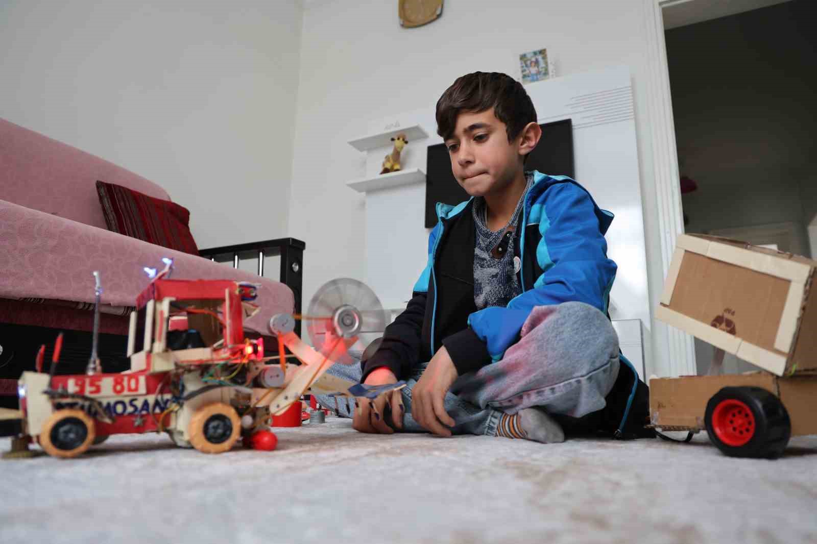 Atık malzemeler ve harçlığıyla traktör maketi üreten Selçuk, Selçuk Bayraktar’ı örnek alıyor
