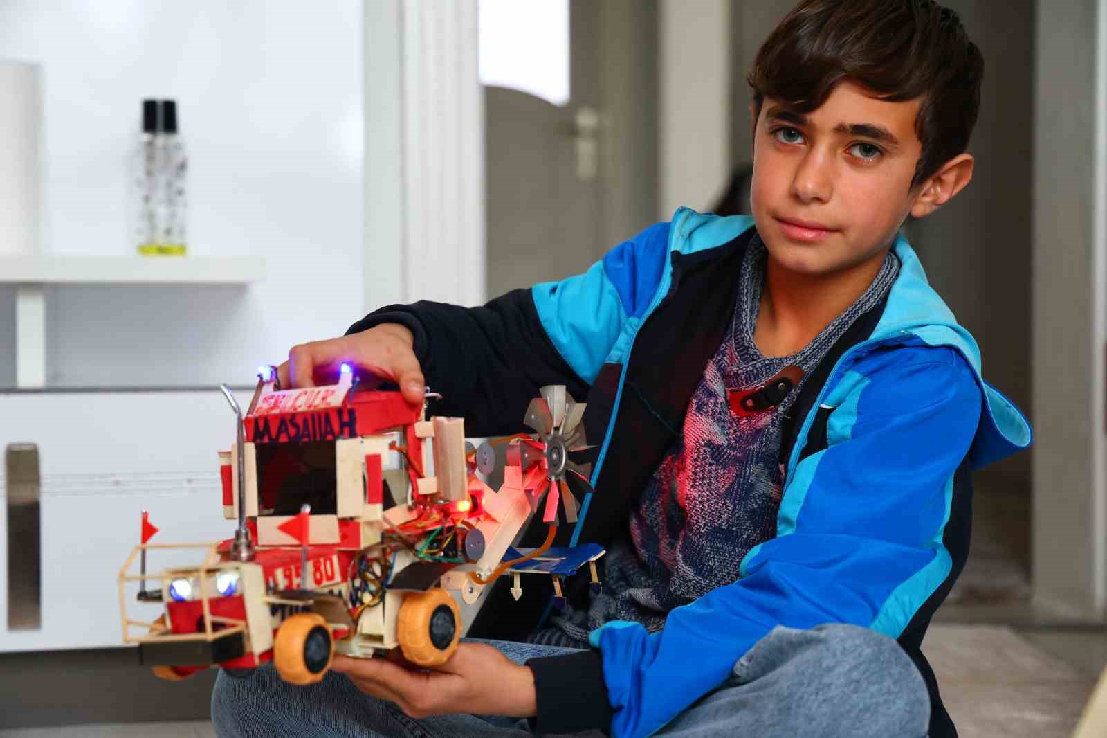 Atık malzemeler ve harçlığıyla traktör maketi üreten Selçuk, Selçuk Bayraktar’ı örnek alıyor
