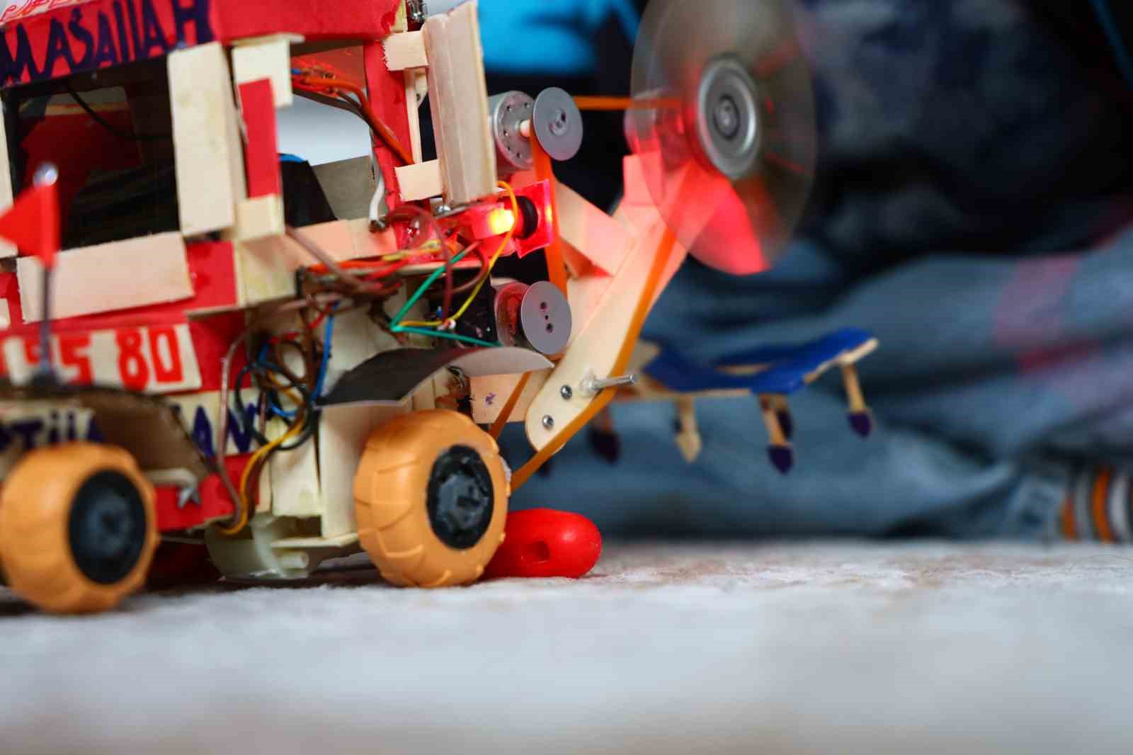 Atık malzemeler ve harçlığıyla traktör maketi üreten Selçuk, Selçuk Bayraktar’ı örnek alıyor
