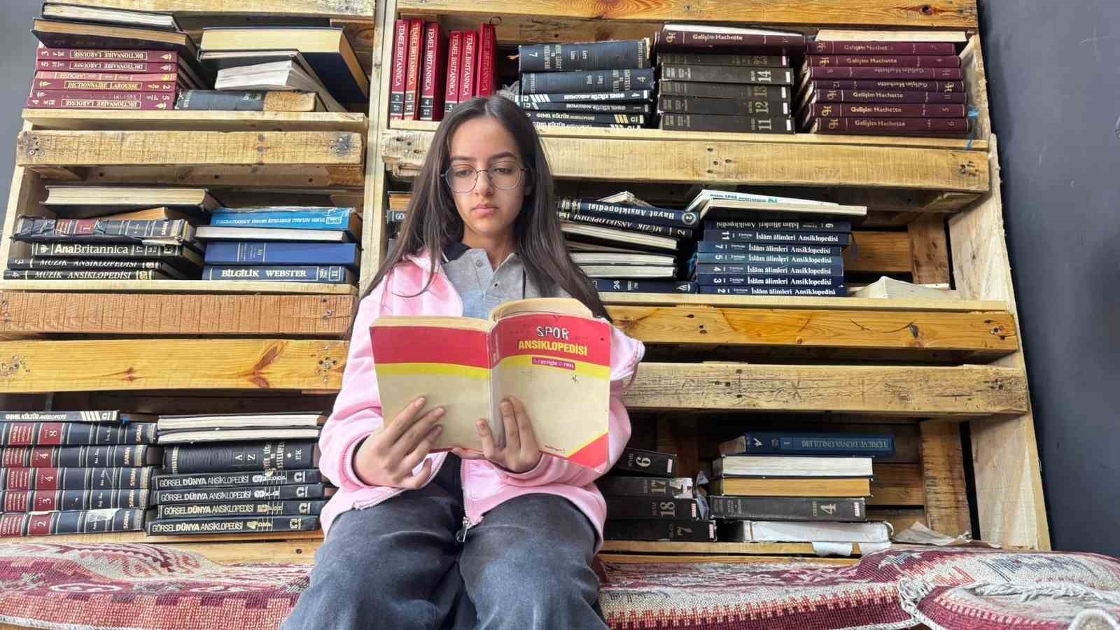 Atık malzemelerle kurulan kütüphane öğrencilerin yeni yaşam alanı oldu
