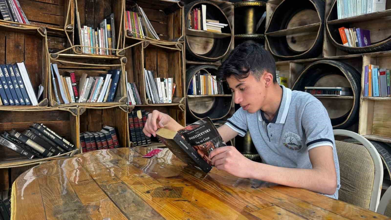 Atık malzemelerle kurulan kütüphane öğrencilerin yeni yaşam alanı oldu
