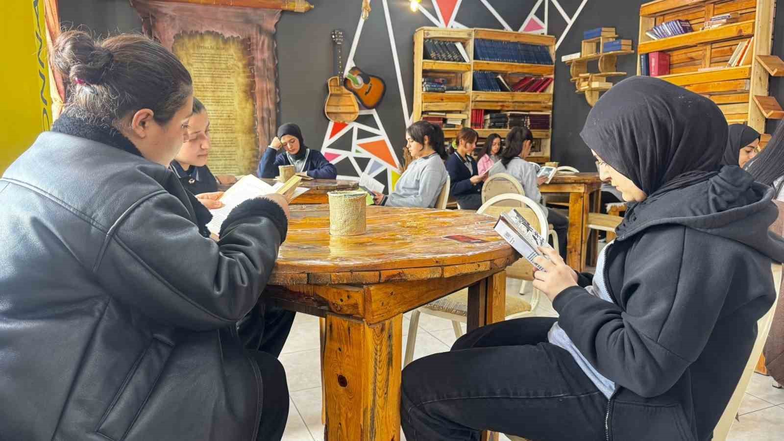 Atık malzemelerle kurulan kütüphane öğrencilerin yeni yaşam alanı oldu
