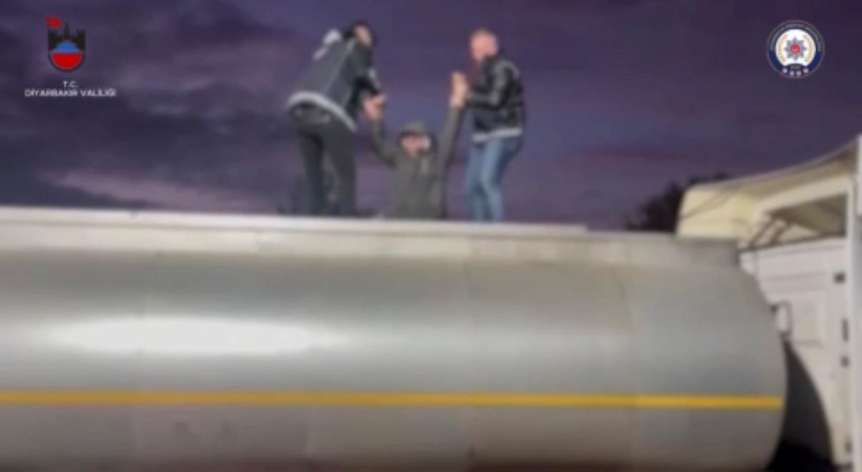 Atık tankeri içinde 32 düzensiz göçmen yakalandı: 4 organizatör tutuklandı
Atık tankeri içinde 32 düzensiz göçmen yakalandı: 4 organizatör tutuklandı