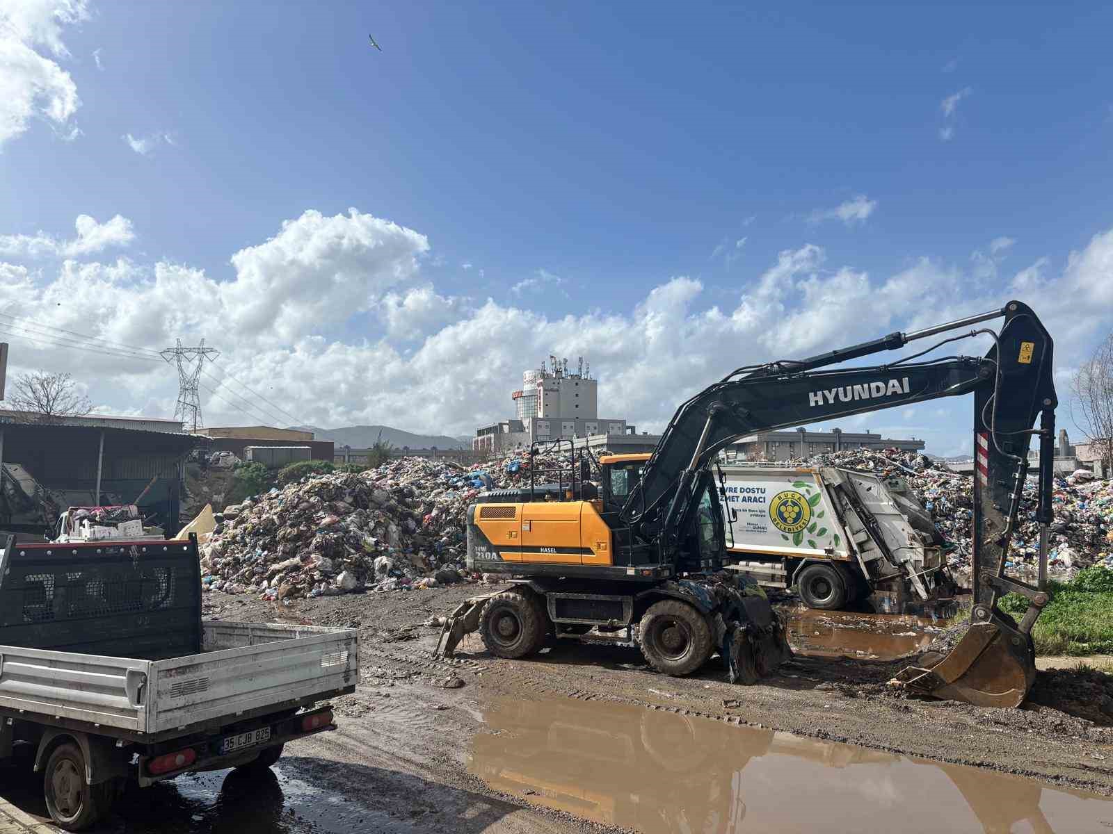 Atıkları usulsüz depolayan Buca ve Foça belediyelerine 9.3 milyon lira ceza
