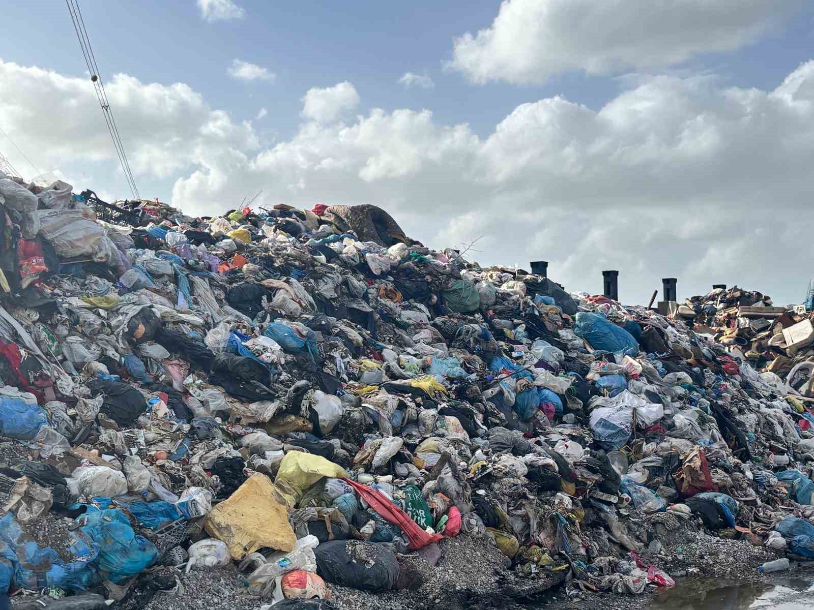 Atıkları usulsüz depolayan Buca ve Foça belediyelerine 9.3 milyon lira ceza
