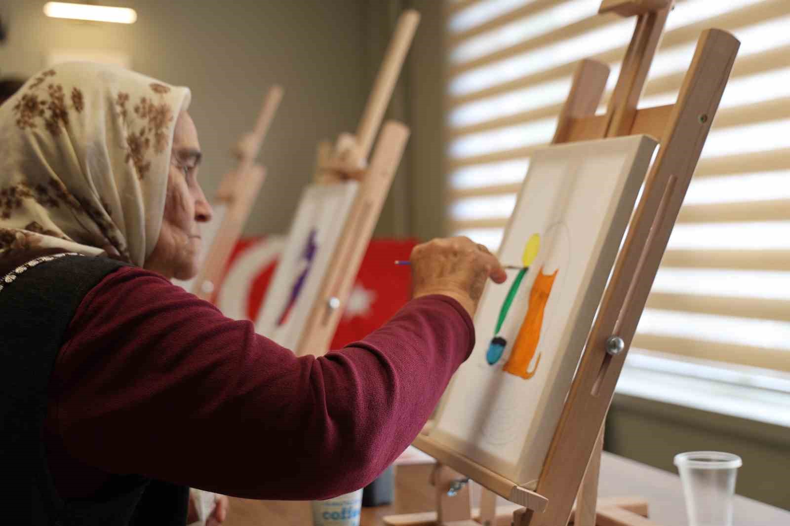 Atıl bina kadınlar için sanat merkezine dönüştü
