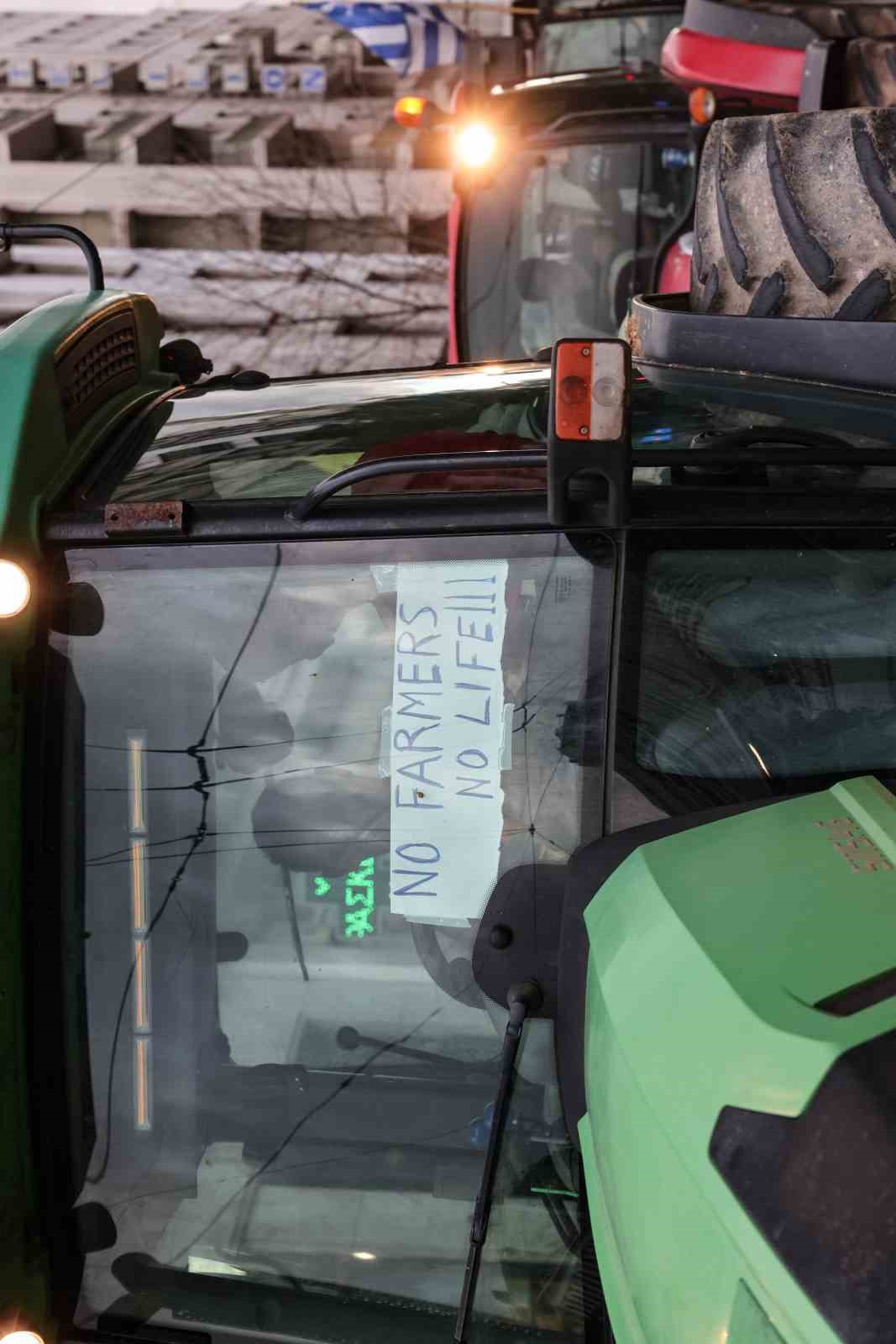 Atina’da çiftçilerden, parlamento binası önünde traktörlü protesto
