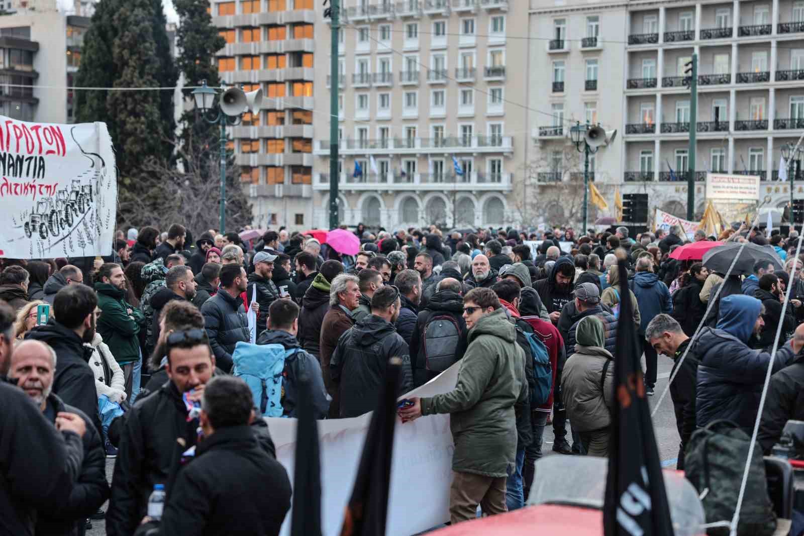 Atina’da çiftçilerden, parlamento binası önünde traktörlü protesto
