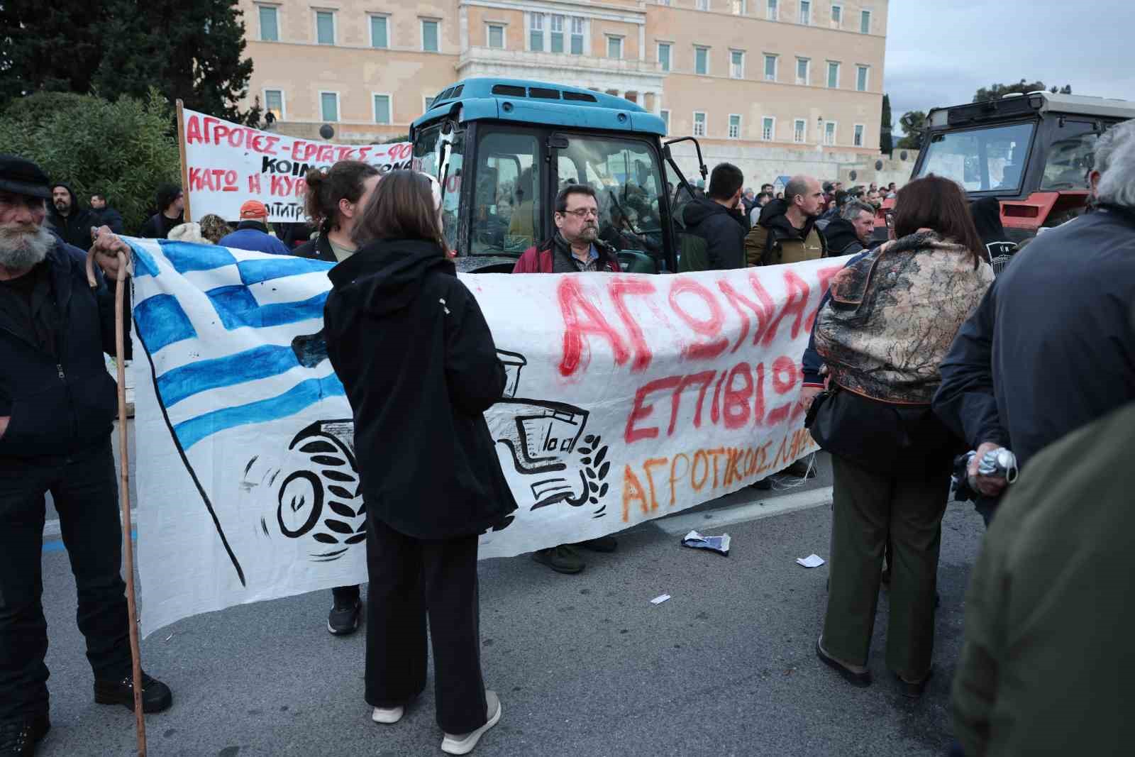 Atina’da çiftçilerden, parlamento binası önünde traktörlü protesto
