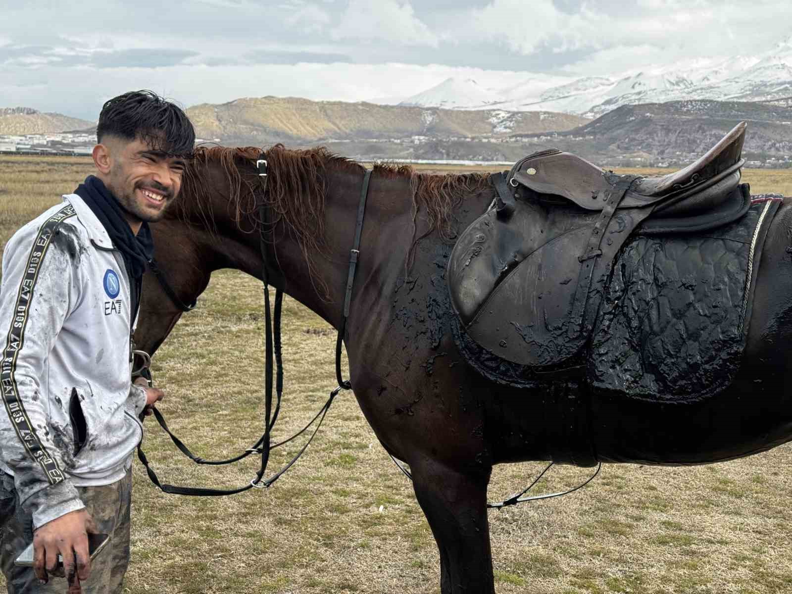 Atla gezi suda bitti
