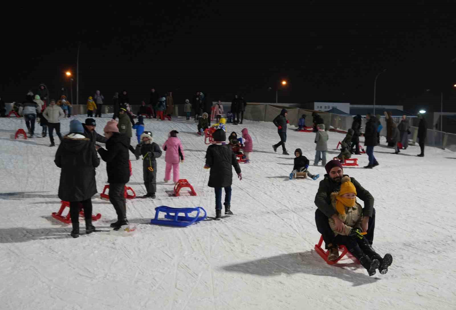 Atlama kuleleri pistinde kızak keyfi
