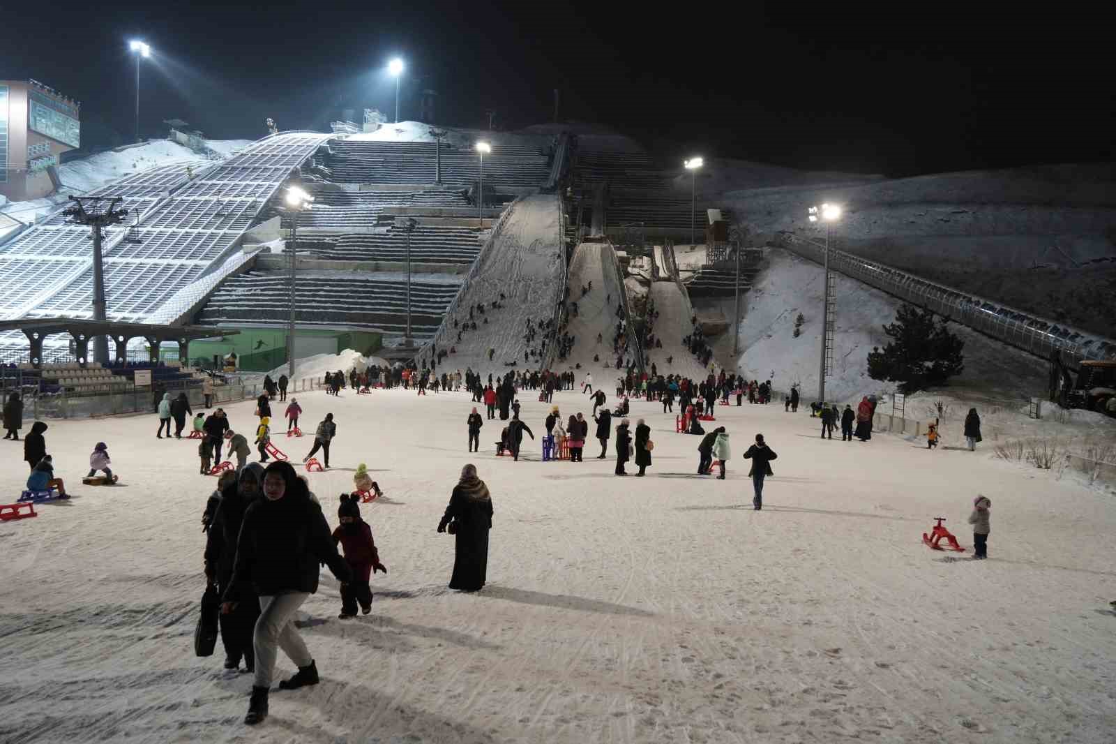 Atlama kuleleri pistinde kızak keyfi
