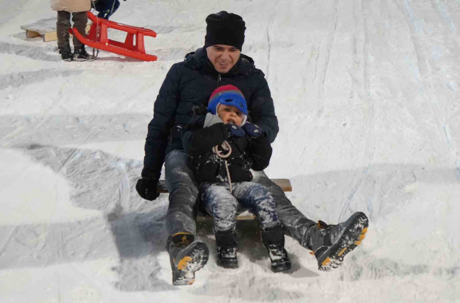 Atlama kuleleri pistinde kızak keyfi
