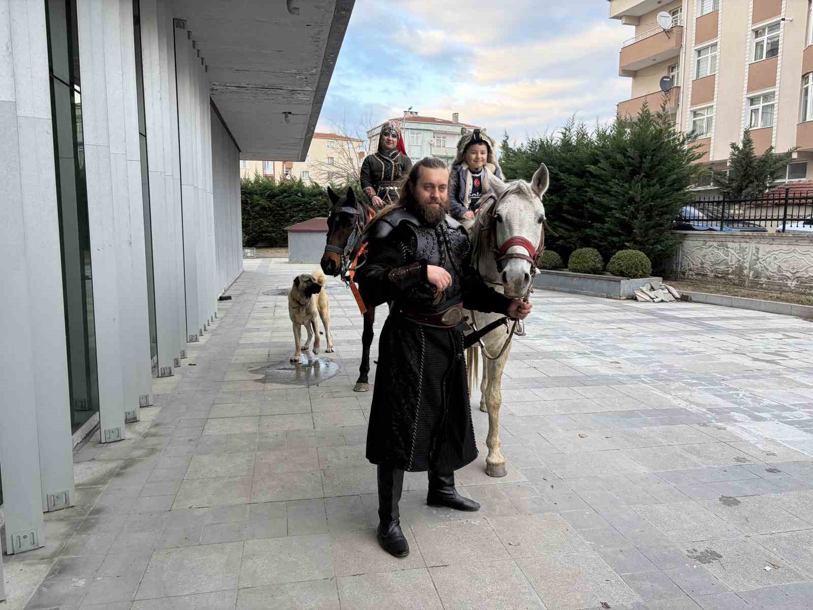 Atlarla geldiler: Film kostümüyle masal gibi nikah
