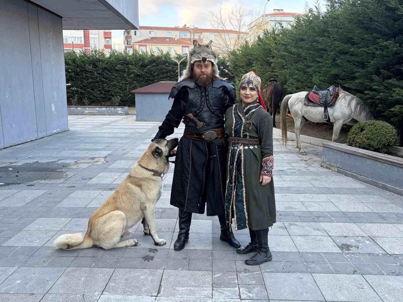 Atlarla geldiler: Film kostümüyle masal gibi nikah
