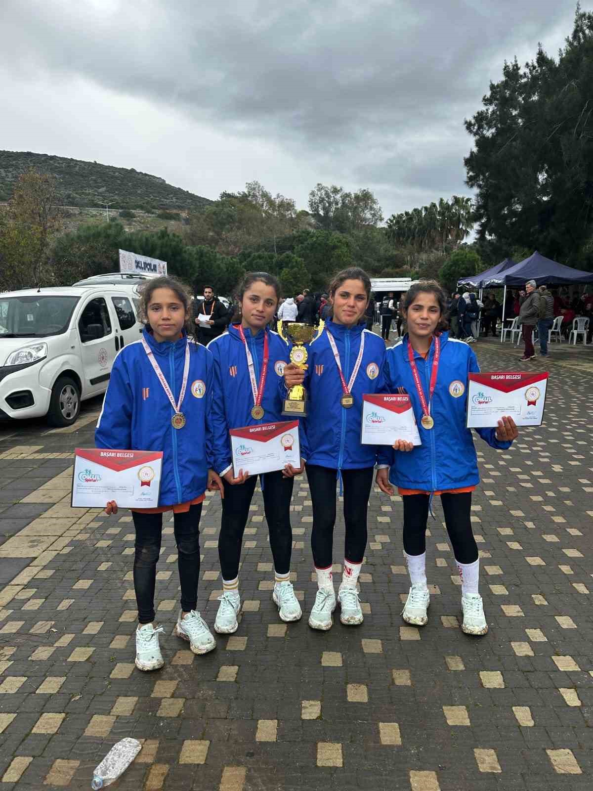 Atletizmde bir ilk: 4 kız kardeş kürsüye çıktı
Atletizmde bir ilk: 4 kız kardeş kürsüye çıktı