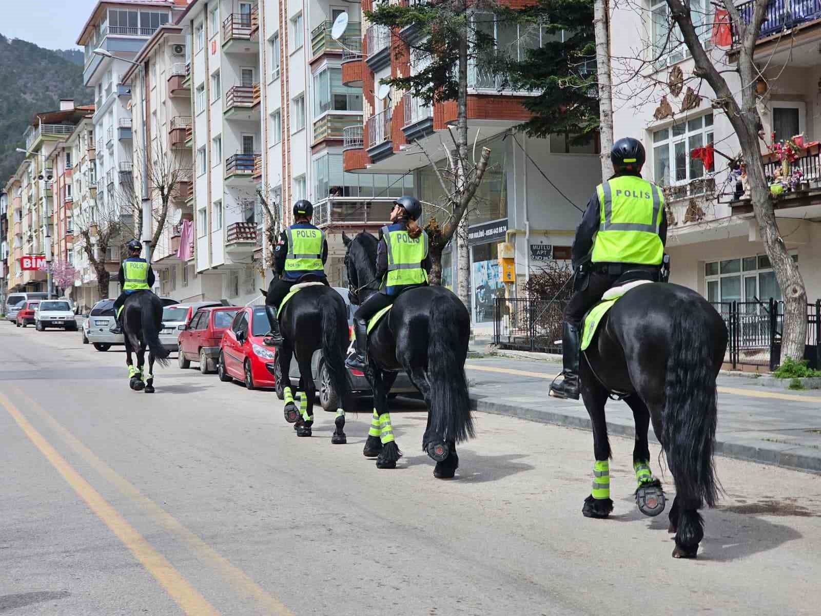 Atlı Polis ekiplerine Kızılcahamam’da yoğun ilgi
