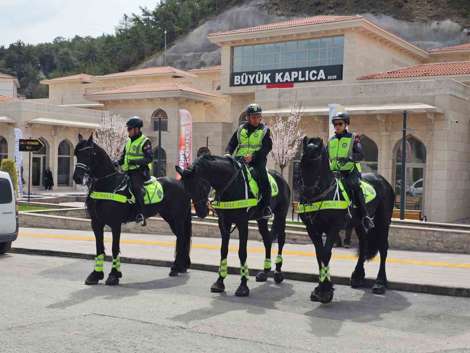 Atlı Polis ekiplerine Kızılcahamam’da yoğun ilgi
