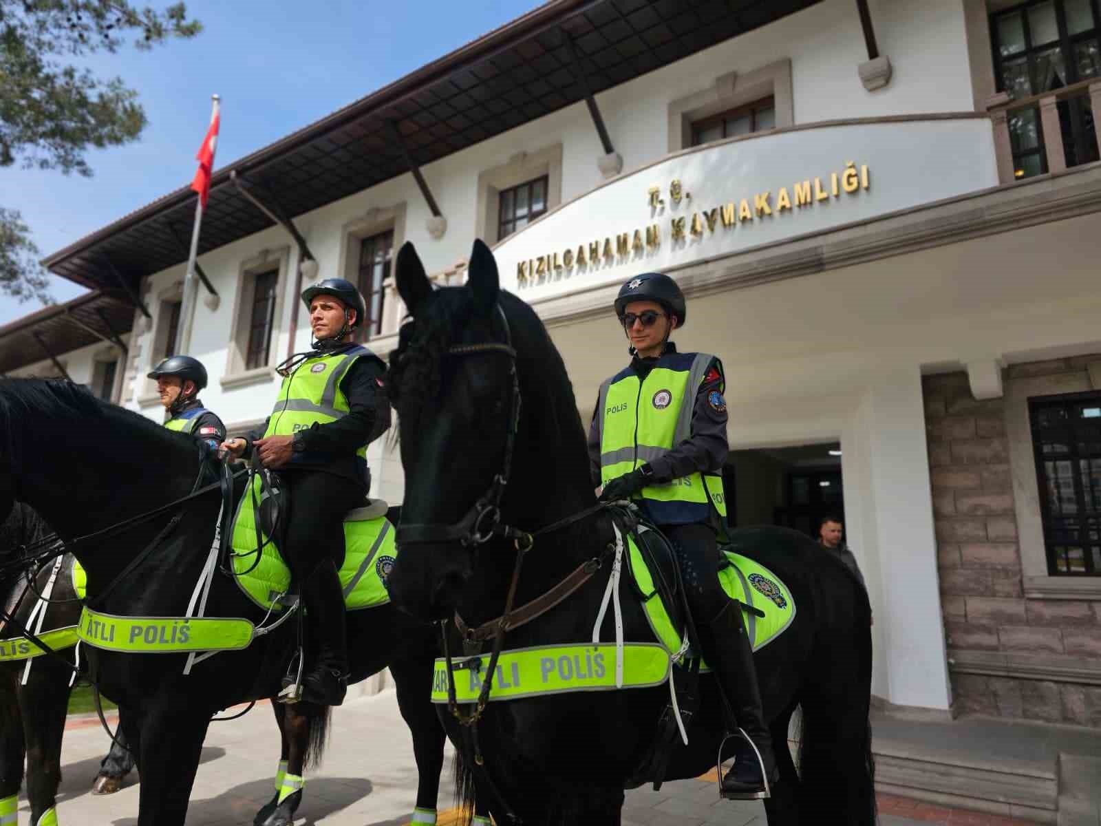 Atlı Polis ekiplerine Kızılcahamam’da yoğun ilgi
