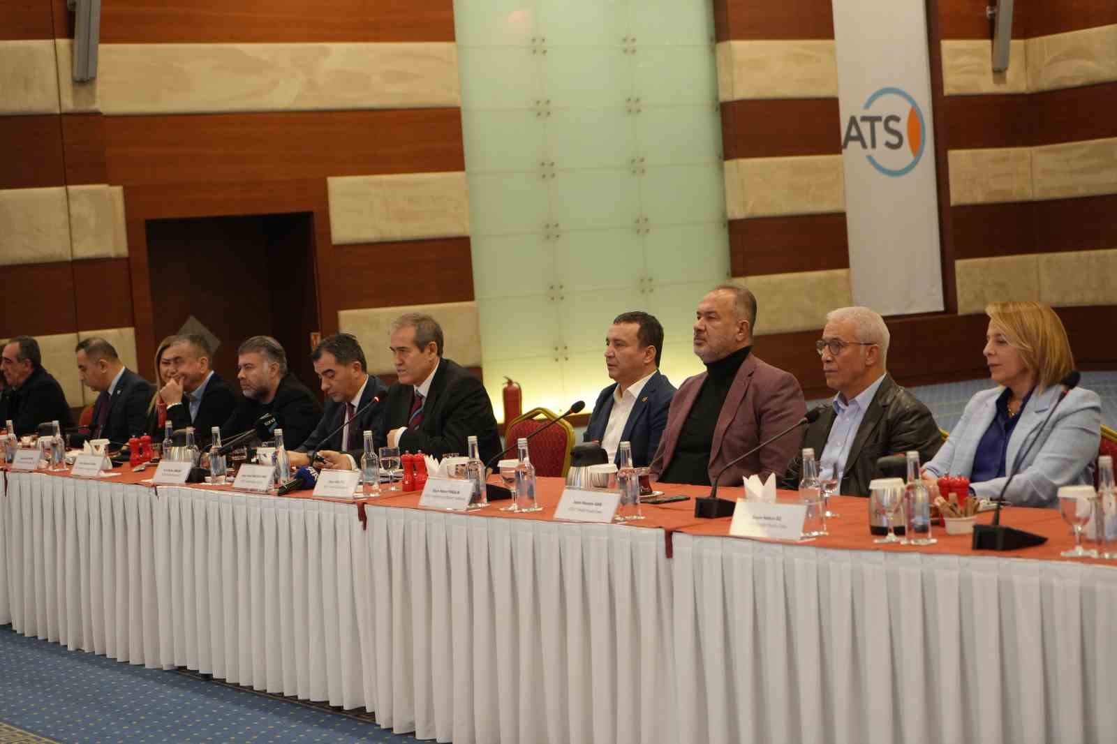 ATSO Başkanı Hacısüleyman: "Antalya’da hem kendimiz hem de misafir ettiğimiz insanların güvenle uyuması gerekiyor"
ATSO Başkanı Hacısüleyman: "Antalya’da hem kendimiz hem de misafir ettiğimiz insanların güvenle uyuması gerekiyor"