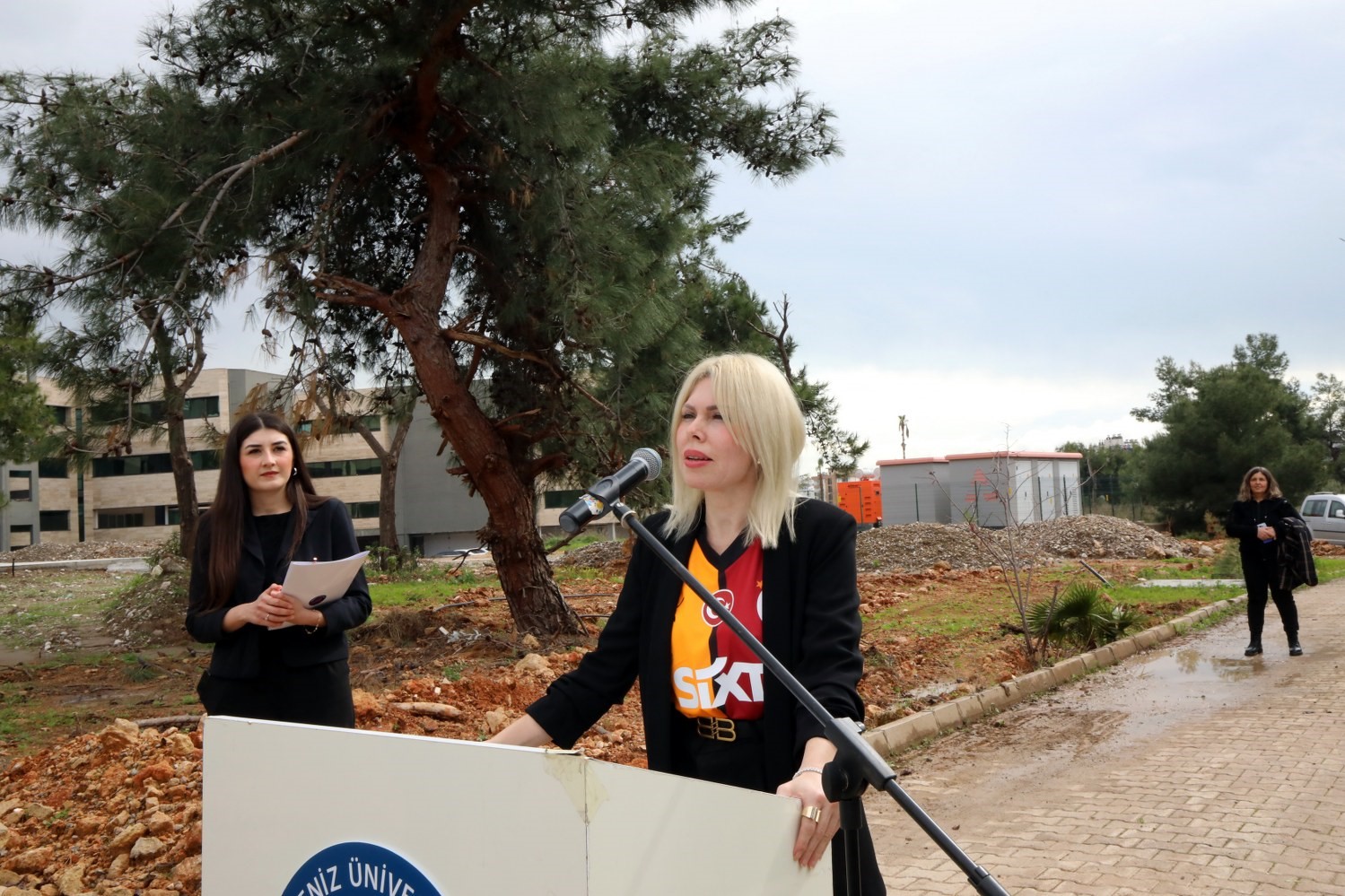 AÜ Rektörü Prof. Dr. Özkan, ağaç dikimine Galatasaray formasıyla gelip, Fenerbahçe’ye başarı diledi
