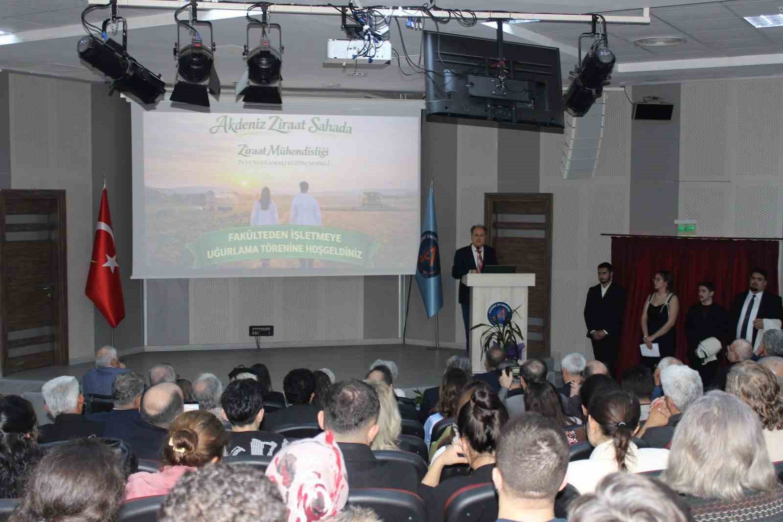 AÜ Ziraat Fakültesi 225 öğrencisini uygulamalı eğitim için sahaya uğurladı

