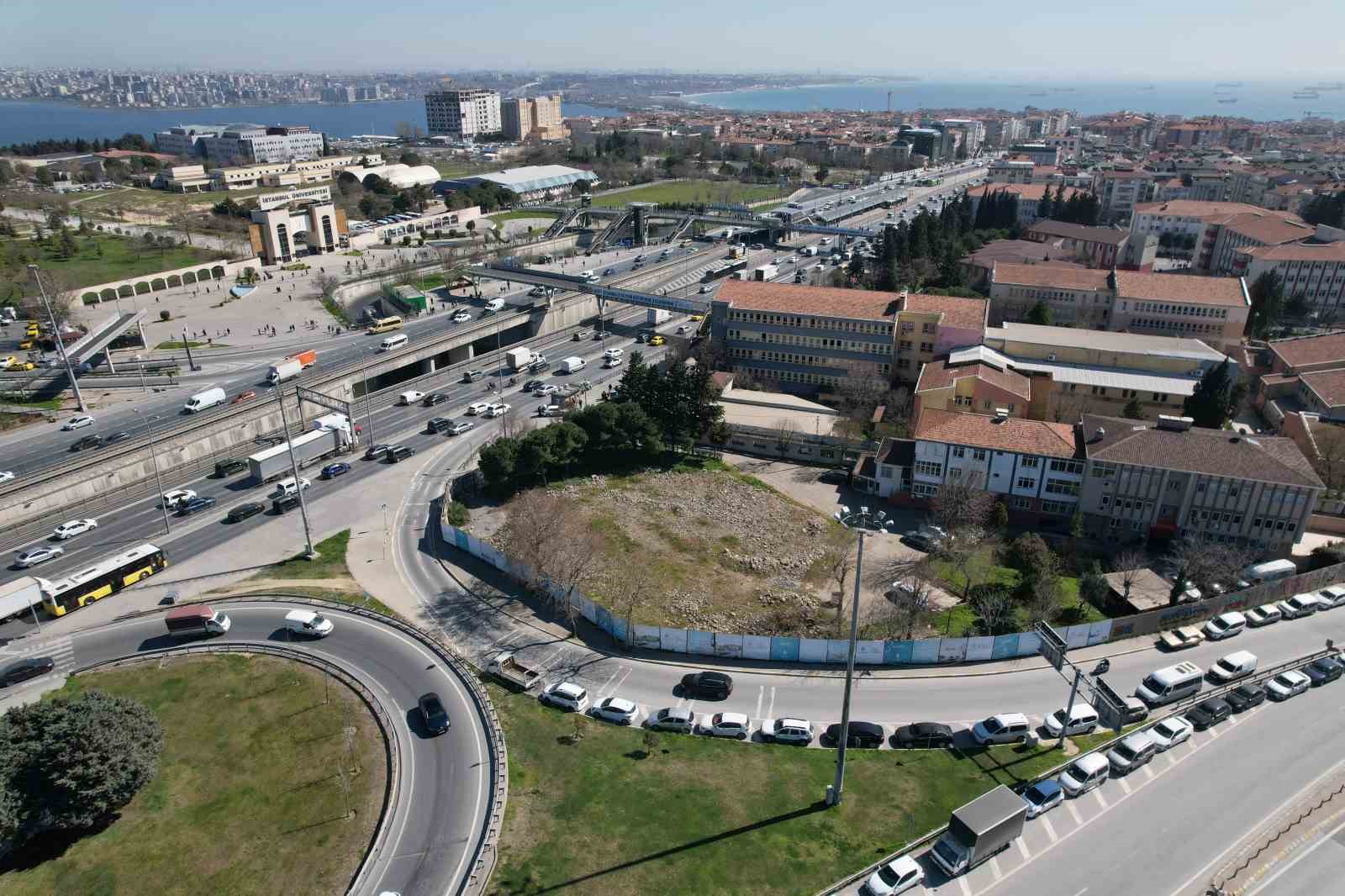 Avcılar’da 7 yıldır yaptırılmayan cami akıbetini bekliyor
