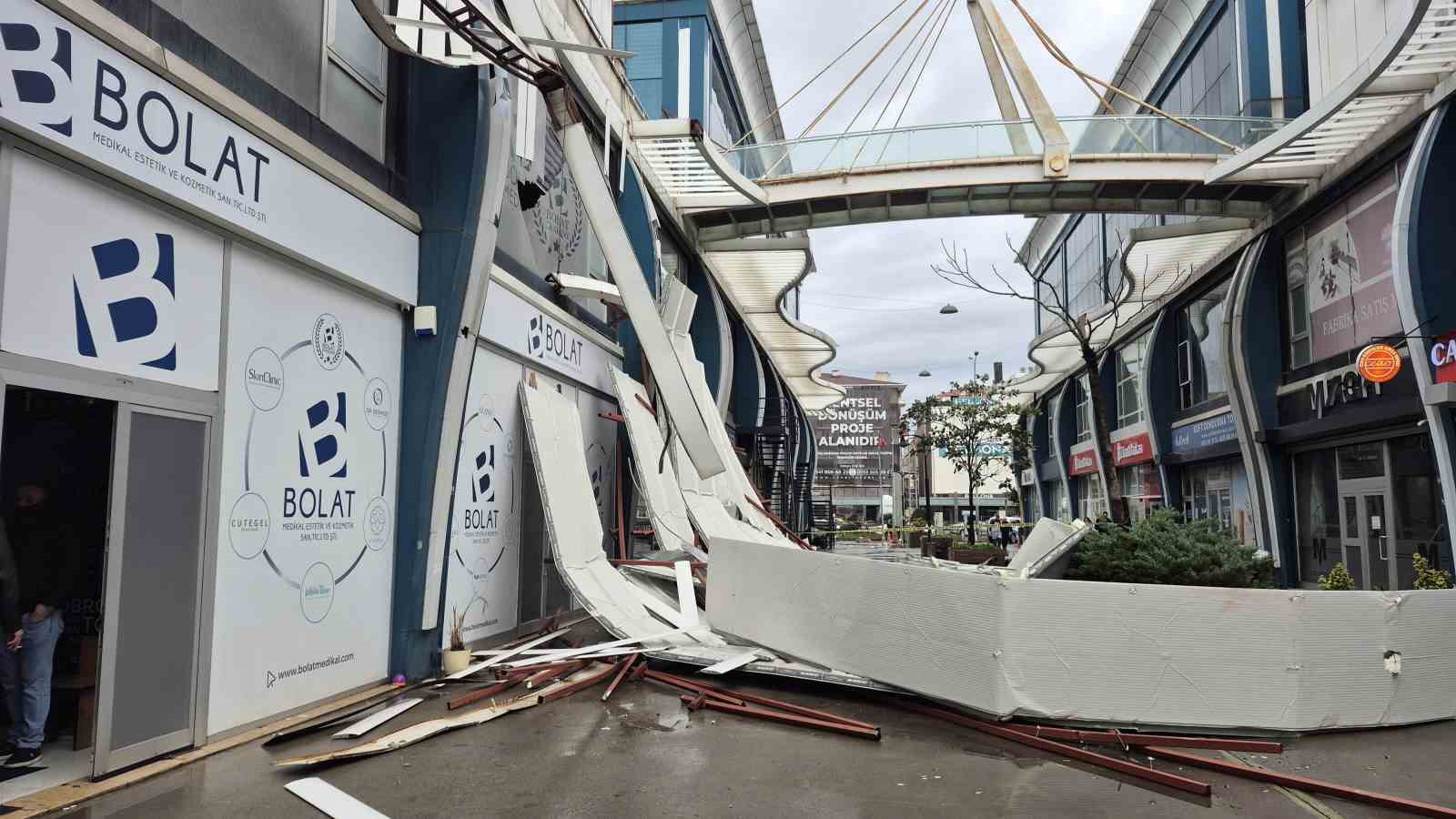 Avcılar’da fırtına iş yerinin çatısını uçurdu
