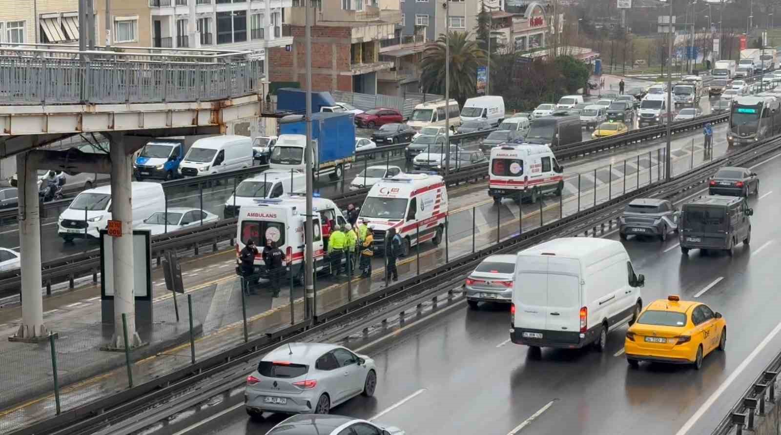 Avcılar’da iki metrobüs çarpıştı: 4 yaralı
