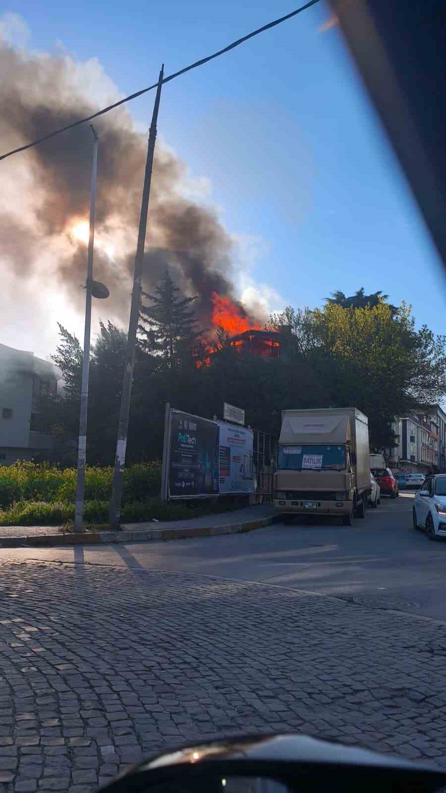 Avcılar’da metruk binada yangın
