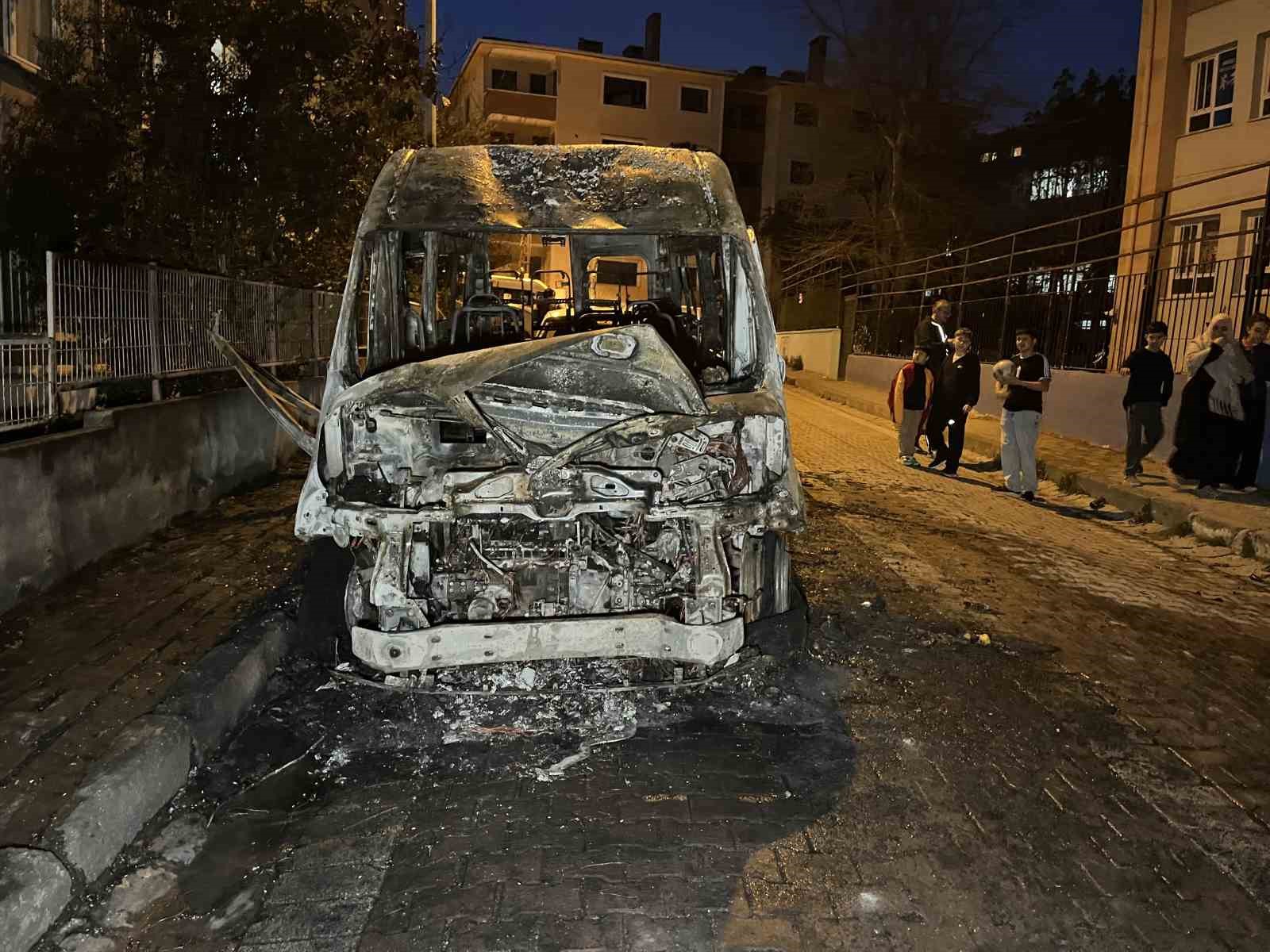 Avcılar’da park halindeki servis aracı alev alev yandı
