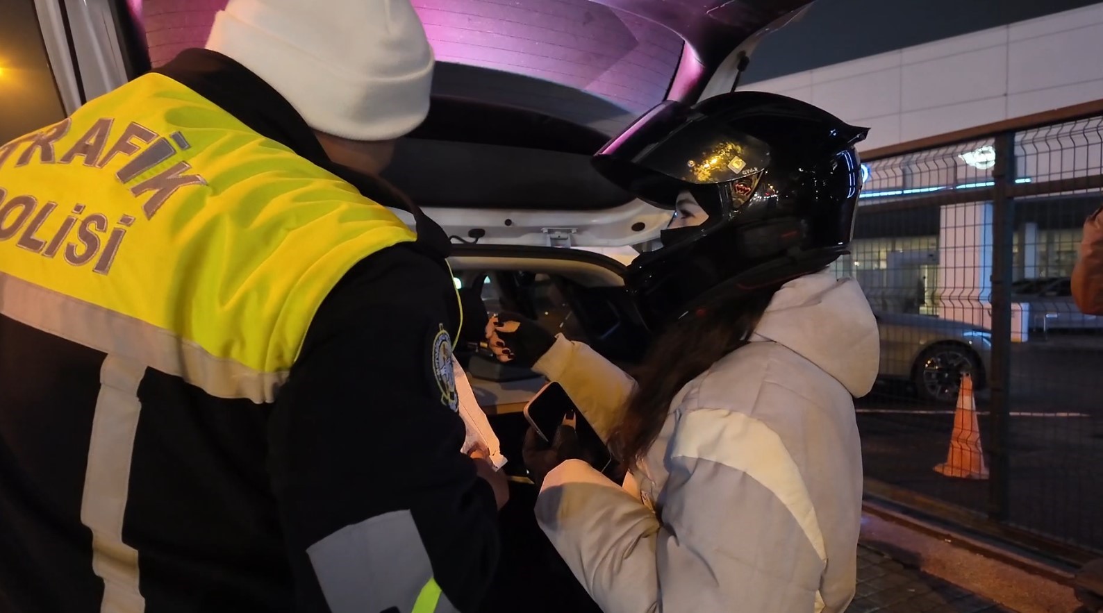 Avcılar’da yeni aldığı ehliyetin zarfını polise açtıran kadın sürücü ilk cezasını yedi
