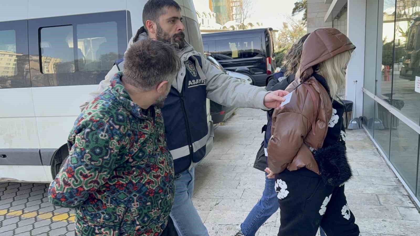 AVM’de kuyumculardan hırsızlık yapan 2 kişi adliyeye sevk edildi
