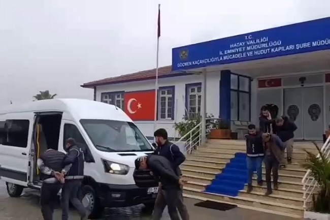 Avrupa ümidiyle yola çıkan 12 göçmen Hatay’da yakalandı
