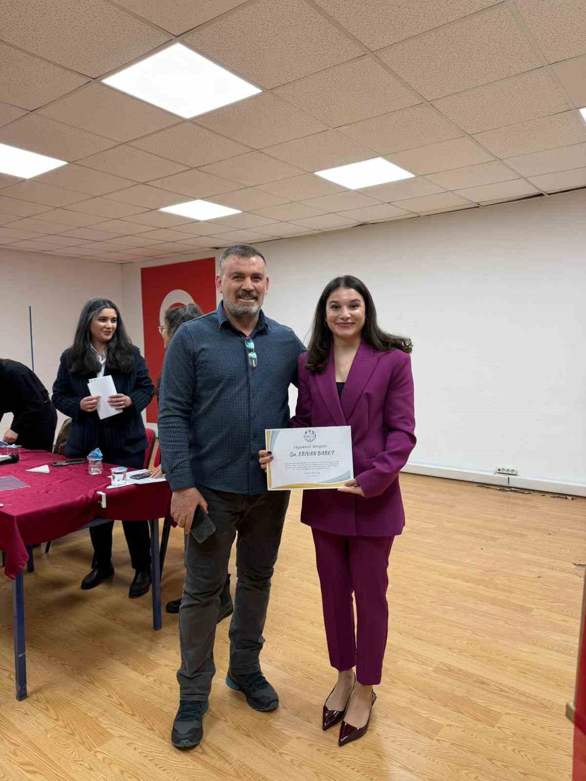 Avrupa ve dünya şampiyonu Erivan Barut, mezun olduğu okulda öğrencilerle buluştu
