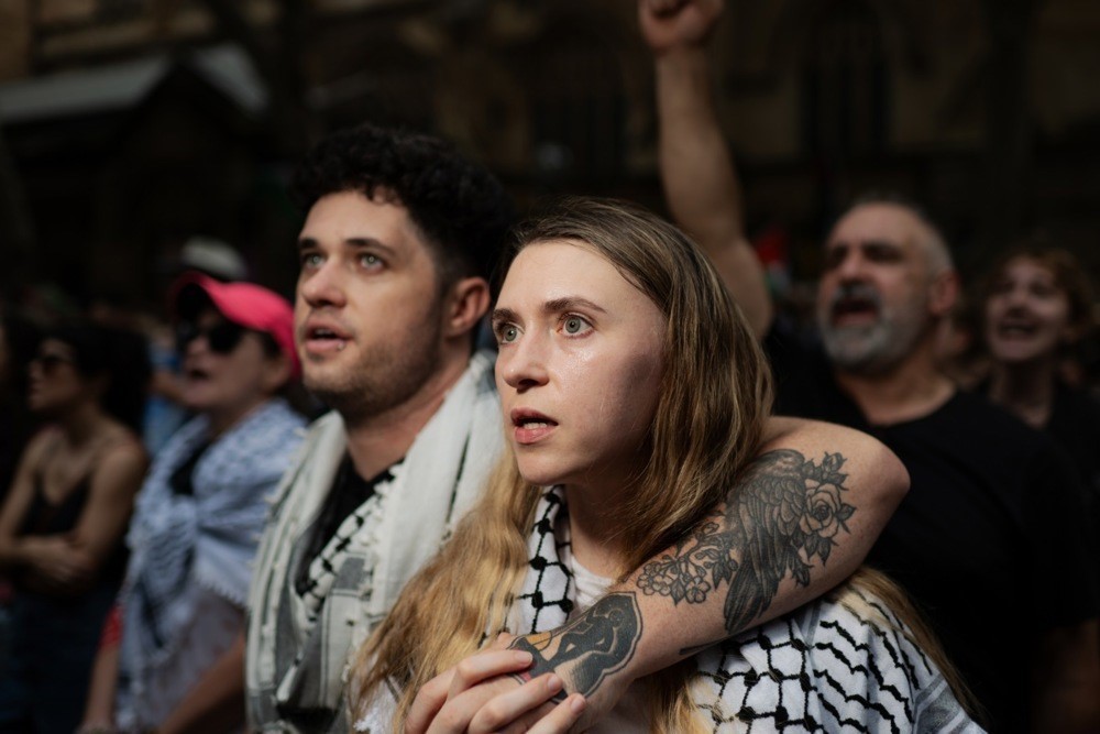 Avustralya polisinden namaz kılan Filistin yanlısı protestoculara sert müdahale
