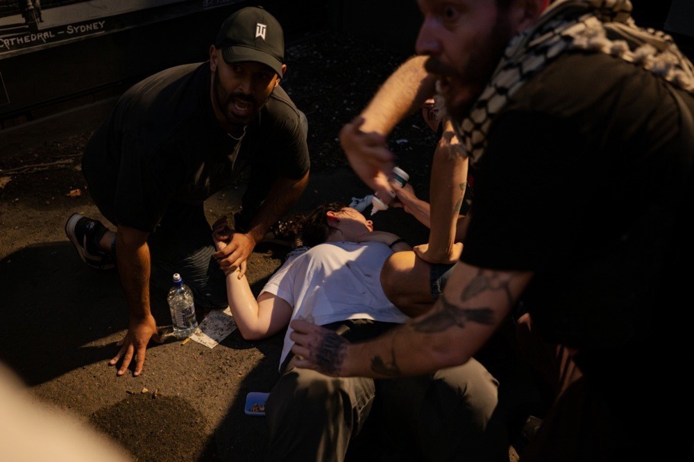 Avustralya polisinden namaz kılan Filistin yanlısı protestoculara sert müdahale
