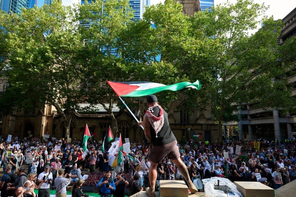 Avustralya polisinden namaz kılan Filistin yanlısı protestoculara sert müdahale
