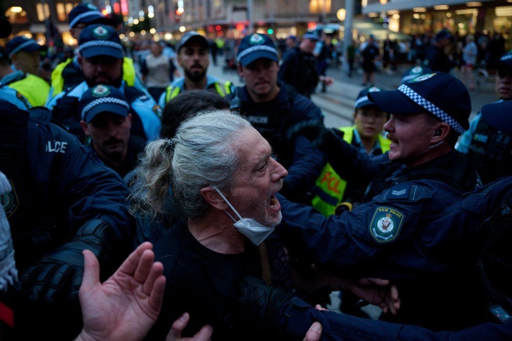Avustralya polisinden namaz kılan Filistin yanlısı protestoculara sert müdahale
