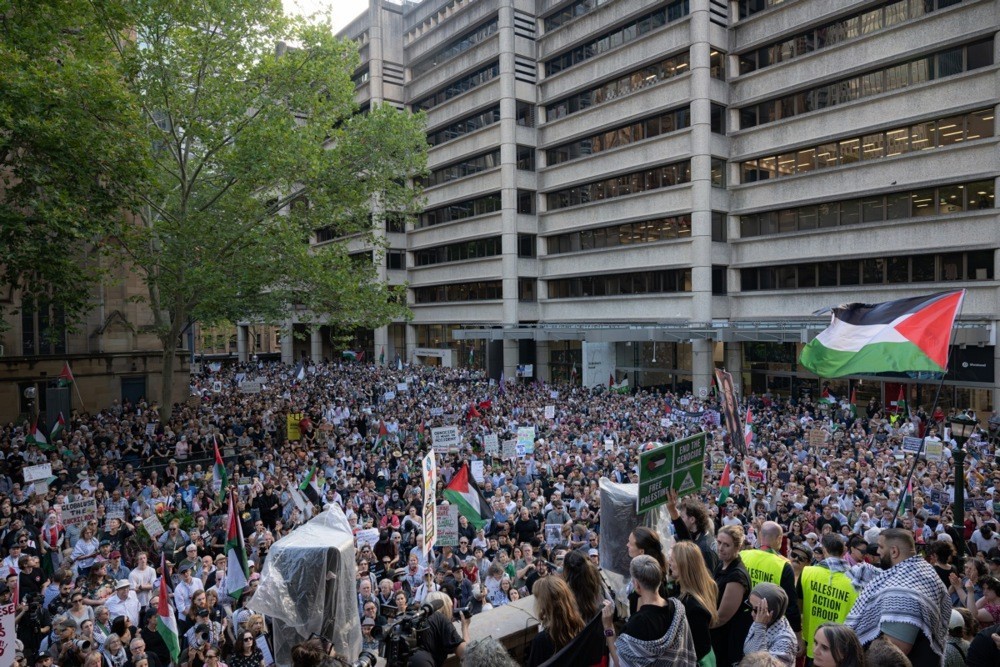 Avustralya polisinden namaz kılan Filistin yanlısı protestoculara sert müdahale
