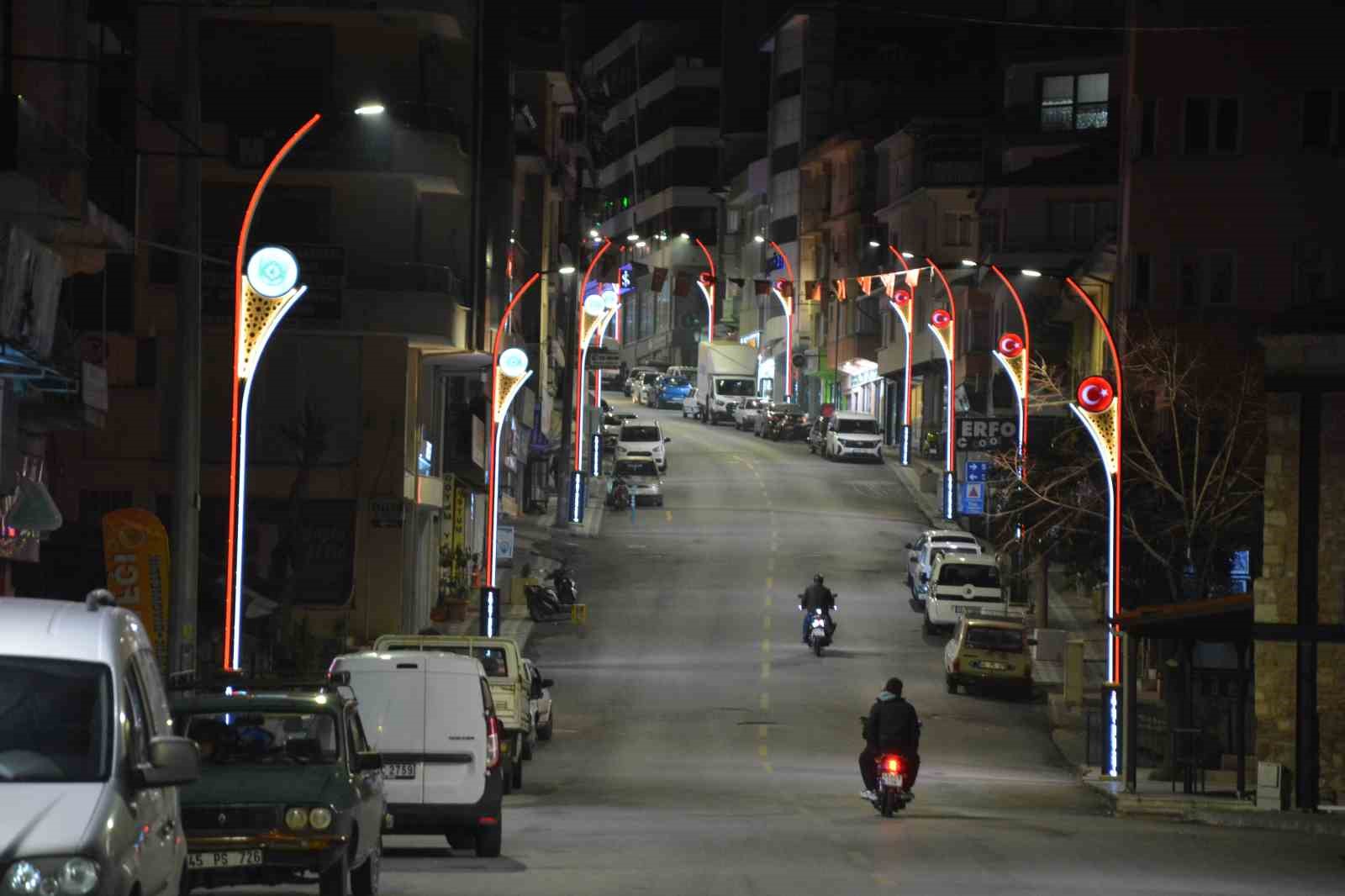 Ay-yıldızlı ışıklar Demirci’yi aydınlattı
