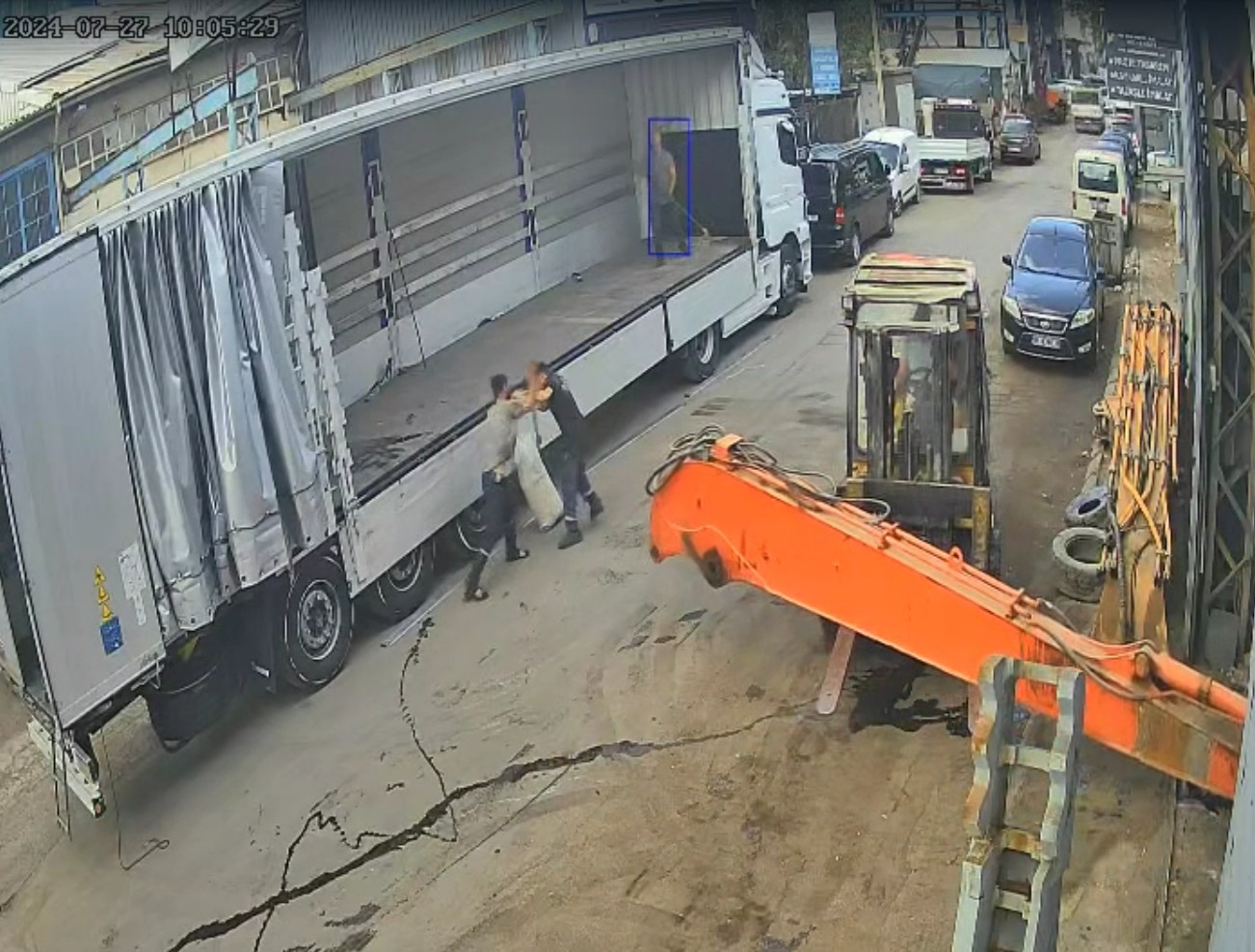 Ayağından vince asılan zihinsel engelli vatandaşın aynı iş yerinde daha önce de darp edildiği ortaya çıktı
