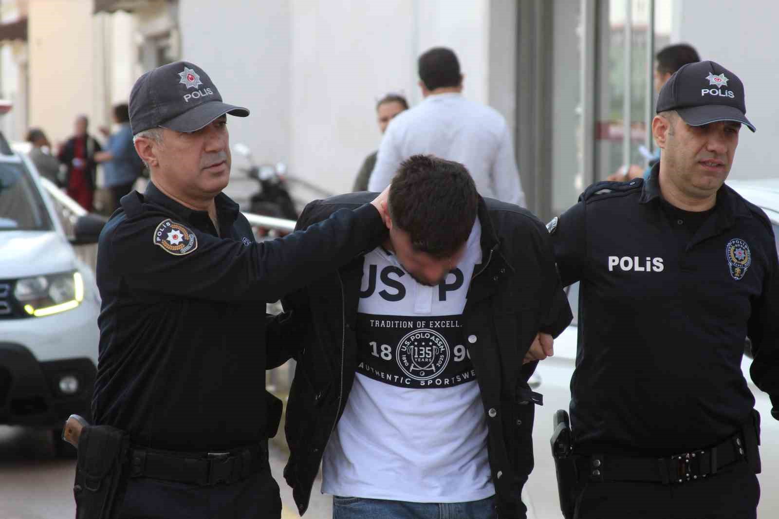 Ayağıyla araç sürdü: Ev hapsi ve her türlü motorlu araç kullanmama cezası aldı
Ayağıyla araç sürdü: Ev hapsi ve her türlü motorlu araç kullanmama cezası aldı