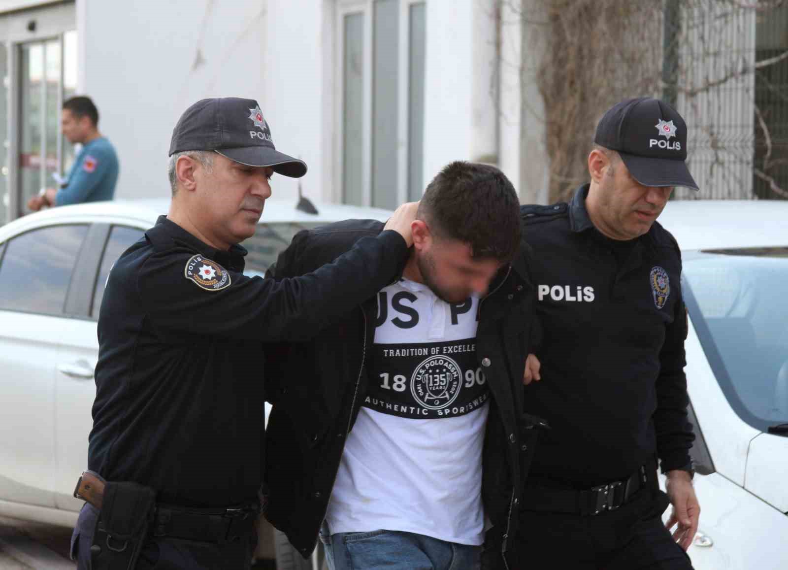 Ayağıyla araç sürdü: Ev hapsi ve her türlü motorlu araç kullanmama cezası aldı
Ayağıyla araç sürdü: Ev hapsi ve her türlü motorlu araç kullanmama cezası aldı