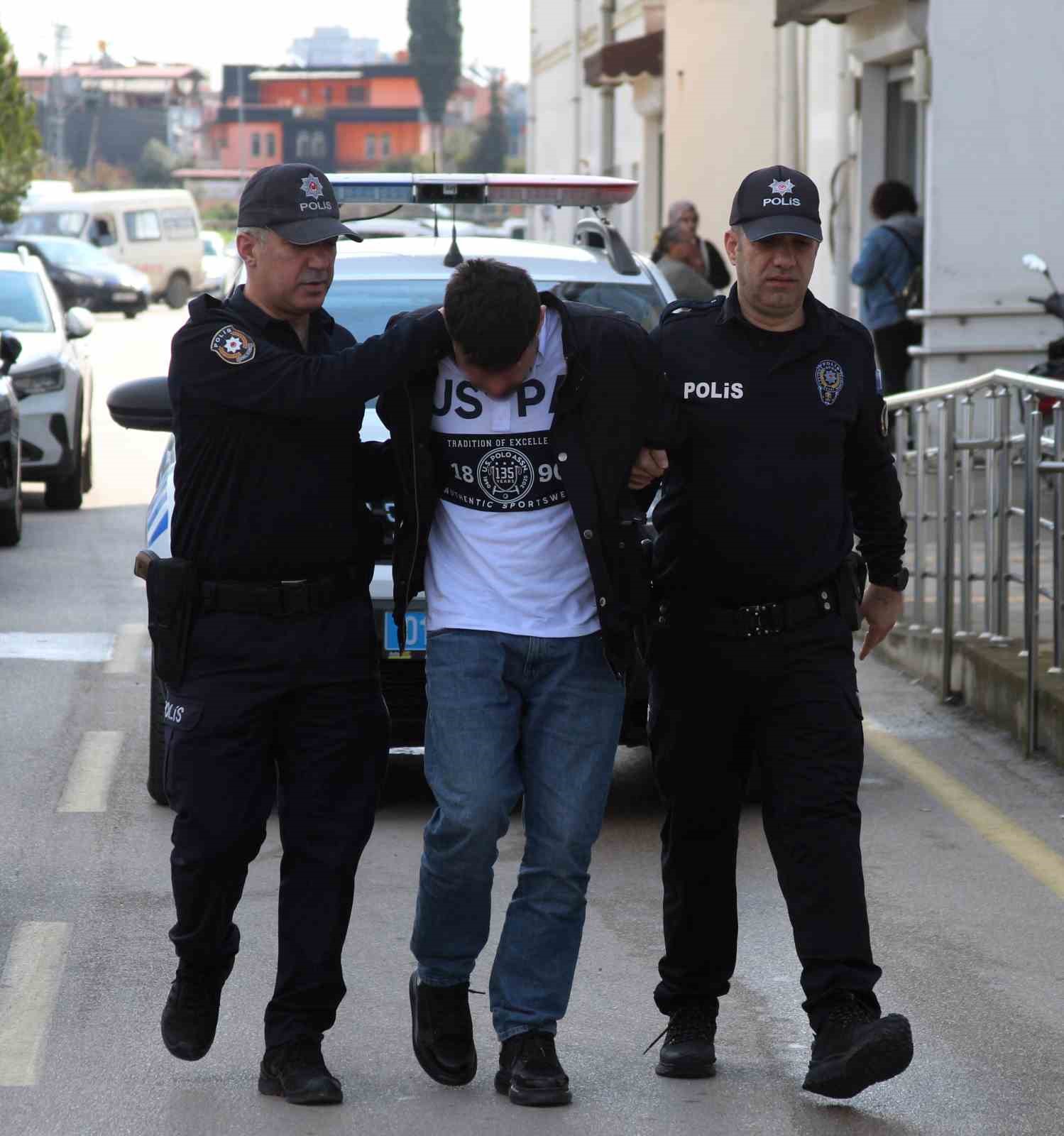 Ayağıyla araç sürdü: Ev hapsi ve her türlü motorlu araç kullanmama cezası aldı
Ayağıyla araç sürdü: Ev hapsi ve her türlü motorlu araç kullanmama cezası aldı