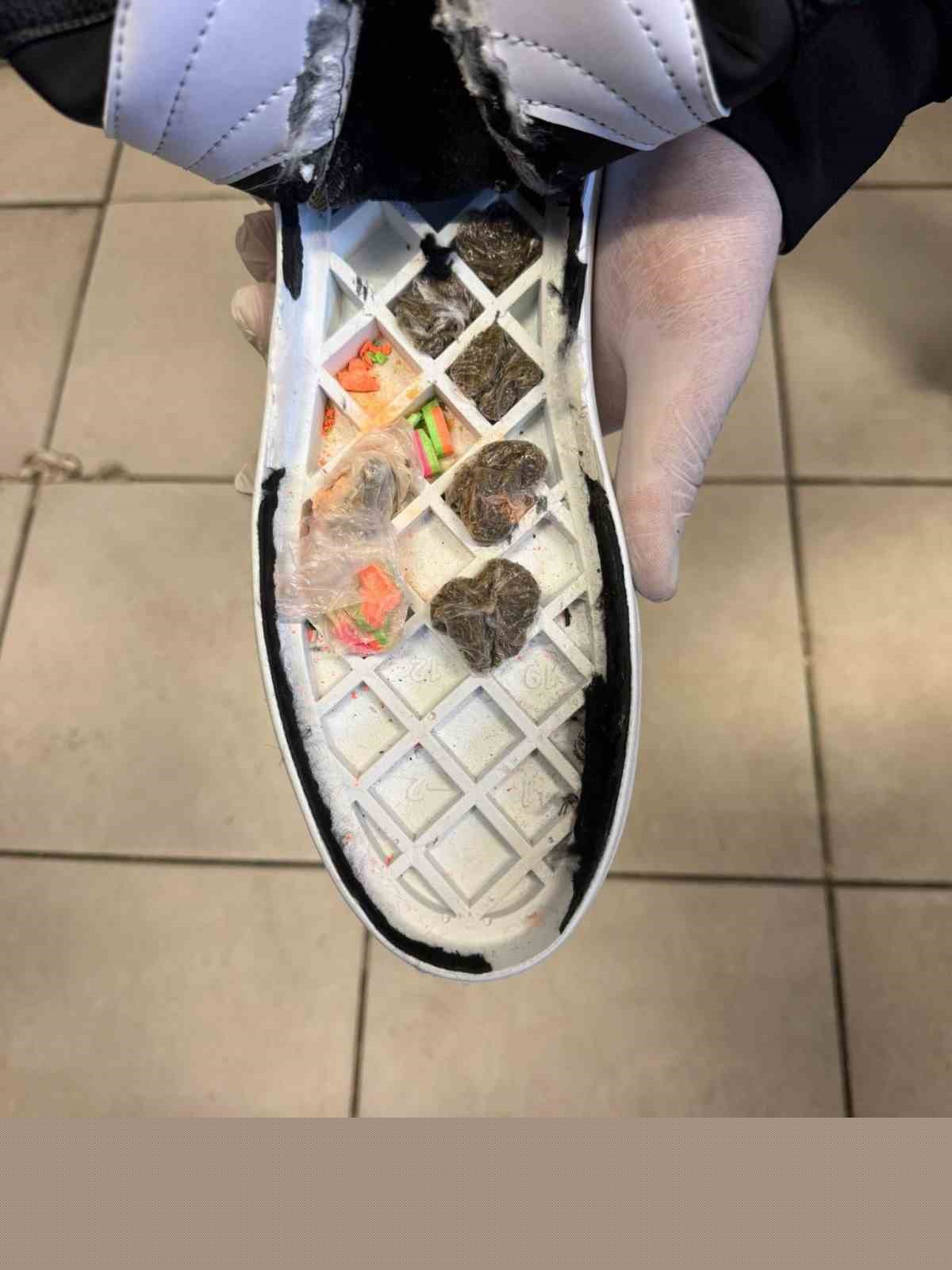 Ayakkabı tabanına zulalanmış uyuşturucu ele geçirildi
