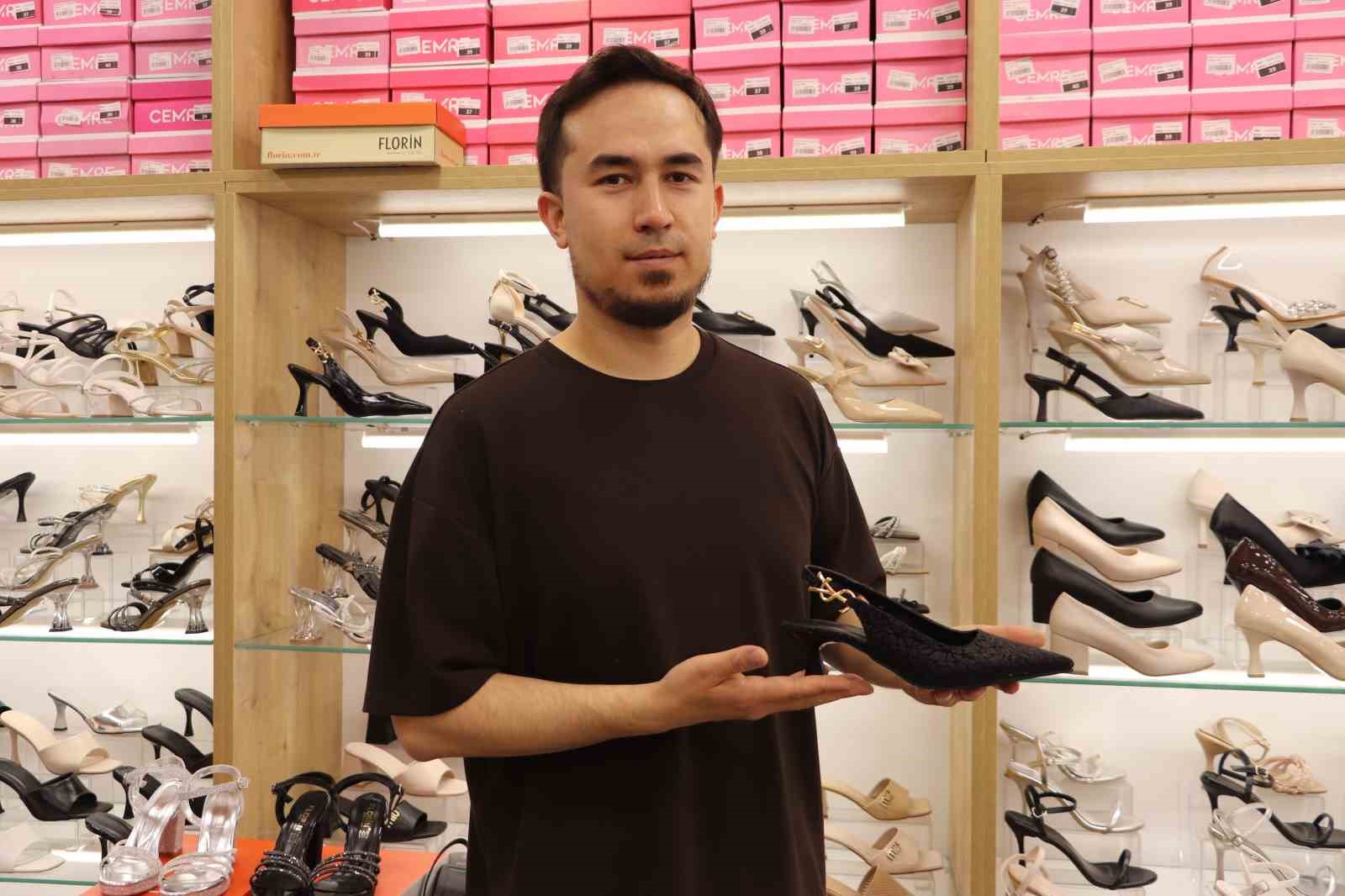 Ayakkabıcılarda kışlıklar raftan kalktı, yazlıklar geldi
