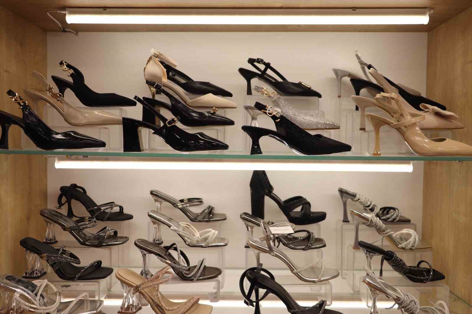 Ayakkabıcılarda kışlıklar raftan kalktı, yazlıklar geldi
