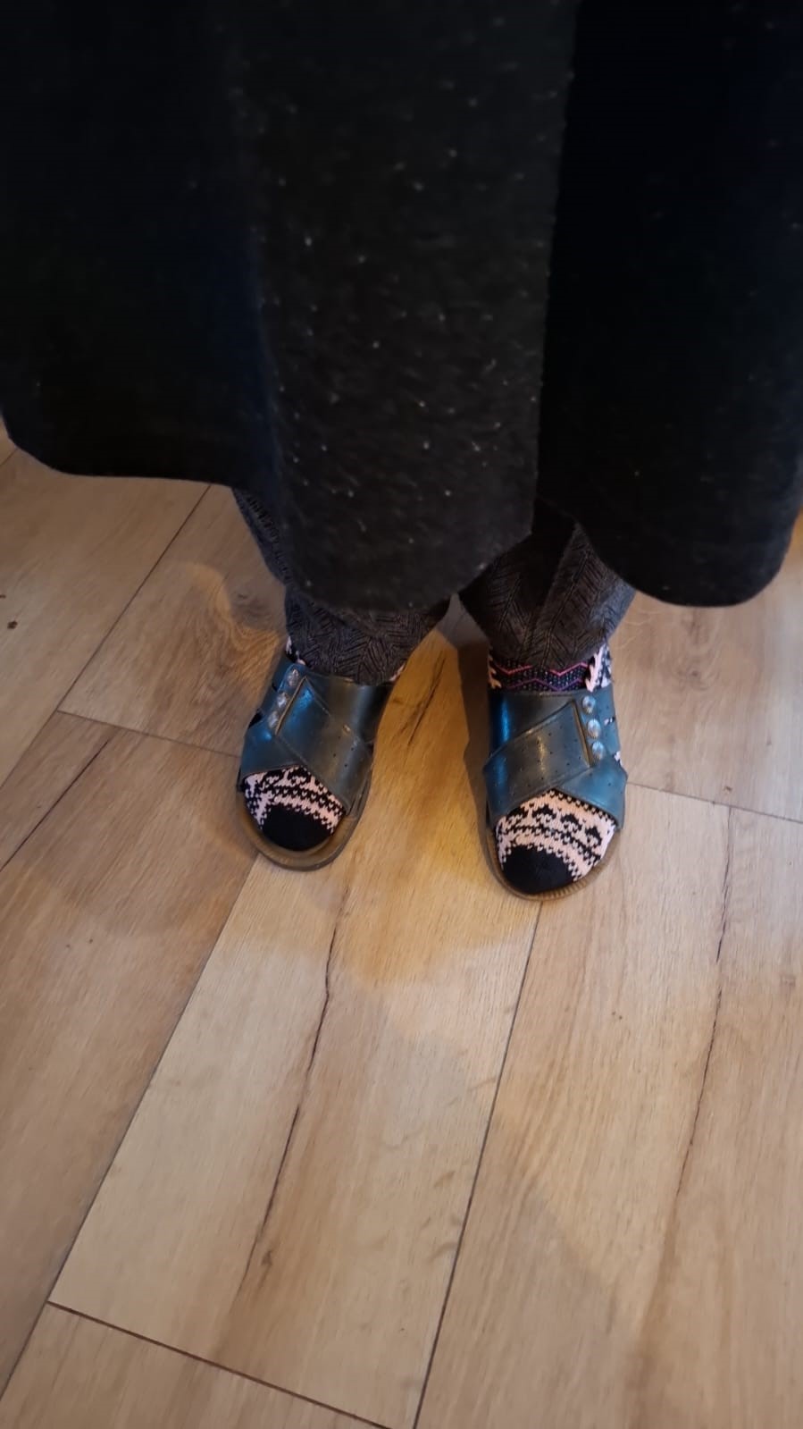 Ayakkabısı olmadığı için terlikle dolaşan yaşlı kadına mahalle muhtarı yardım etti
